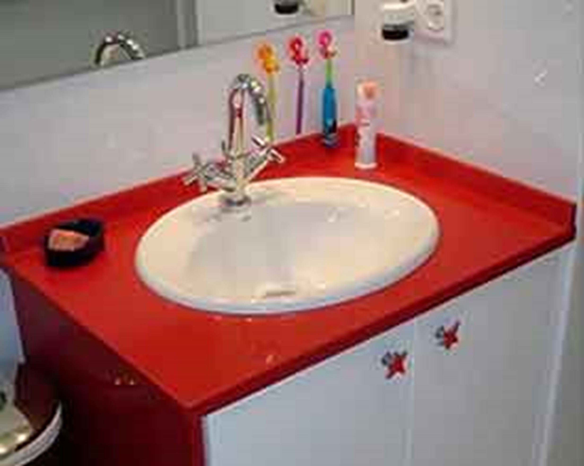 Mueble de baño rojo
